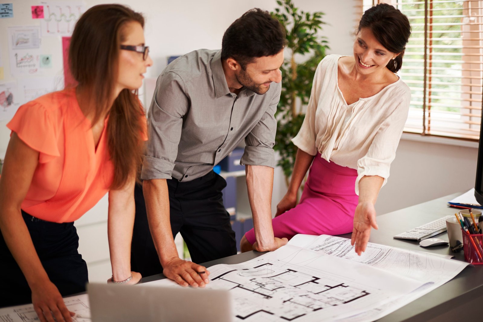 Arquitecto en Monterrey presentando cronograma y costos transparentes para proyecto residencial o comercial.
